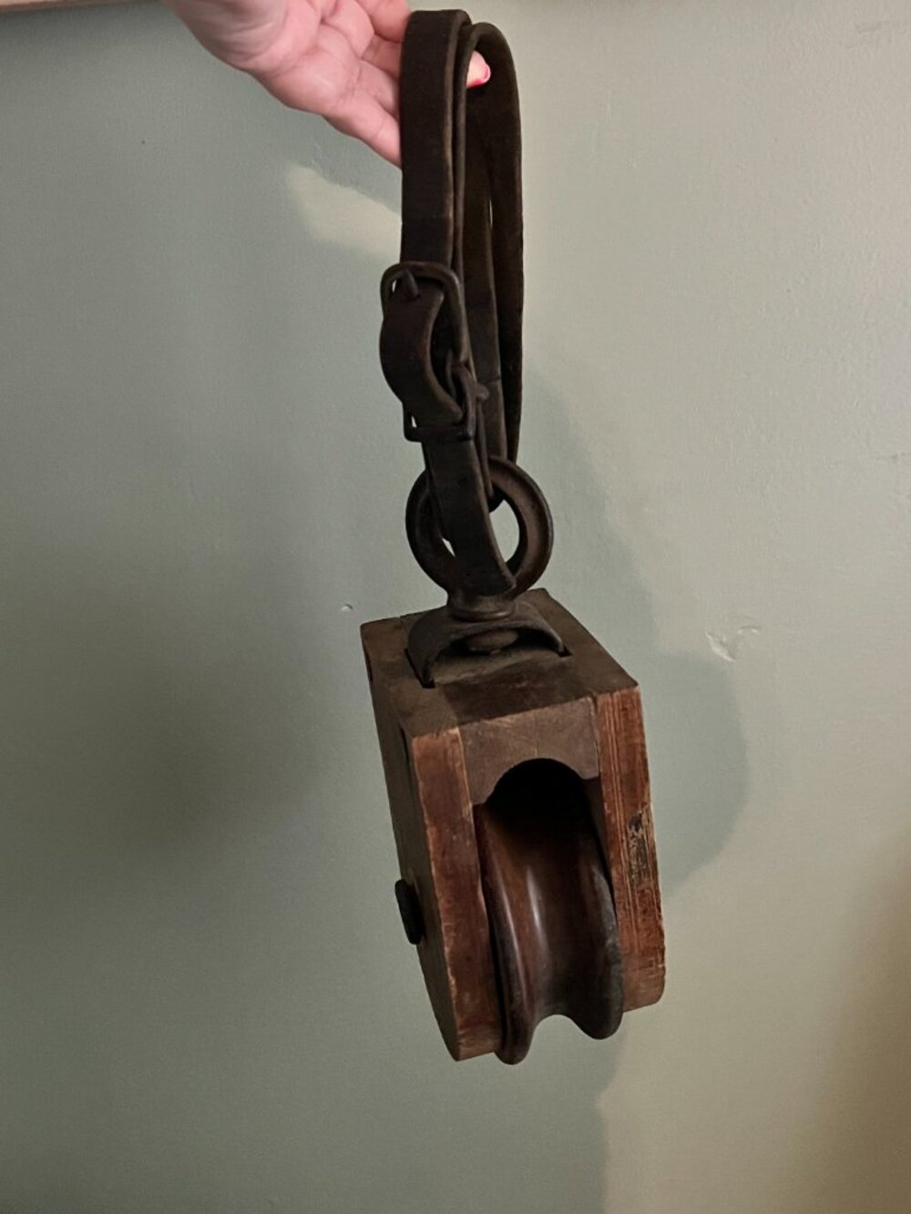 Antique Wood Pulley Block With Original Leather Strap Iron Hook Farmhouse Indust - Picture 3 of 9